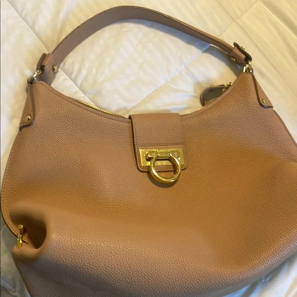 Elegant Tan Leather Hobo Bag with Gold Clasp - Picture 2 of 5